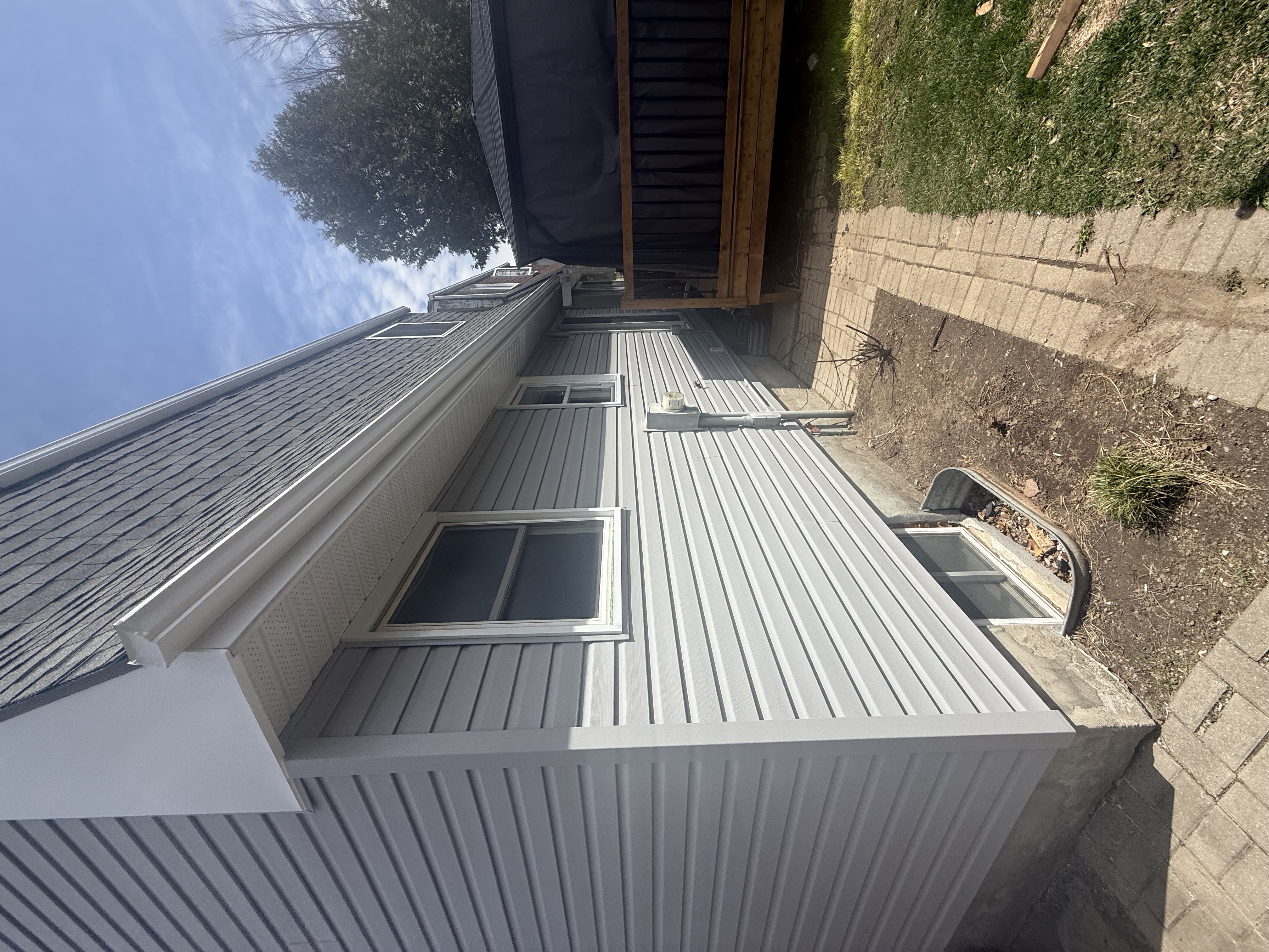 Projet de rénovation extérieure complète à Gatineau incluant revêtement et portes